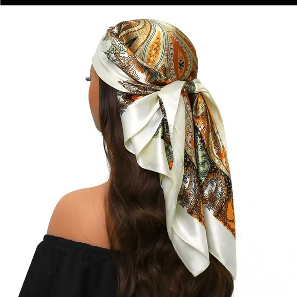 Elegant Paisley Silk Scarf in Cream and Orange

35.433 inches x 35.433
0183 - Picture 1 of 3